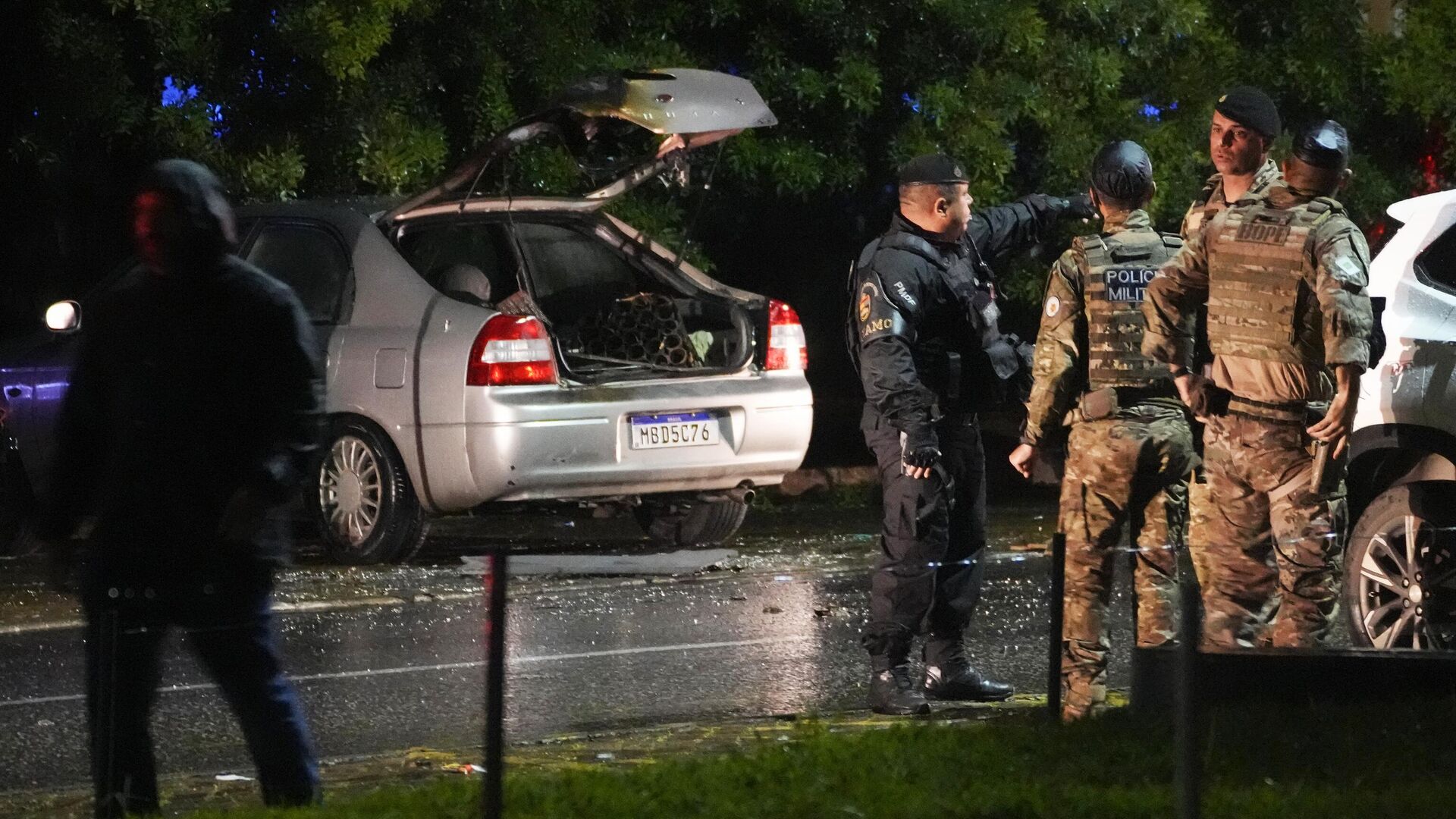 Полиция осматривает автомобиль на месте взрыва у здания Верховного суда в Бразилиа. 13 ноября 2024 - РИА Новости, 1920, 14.11.2024