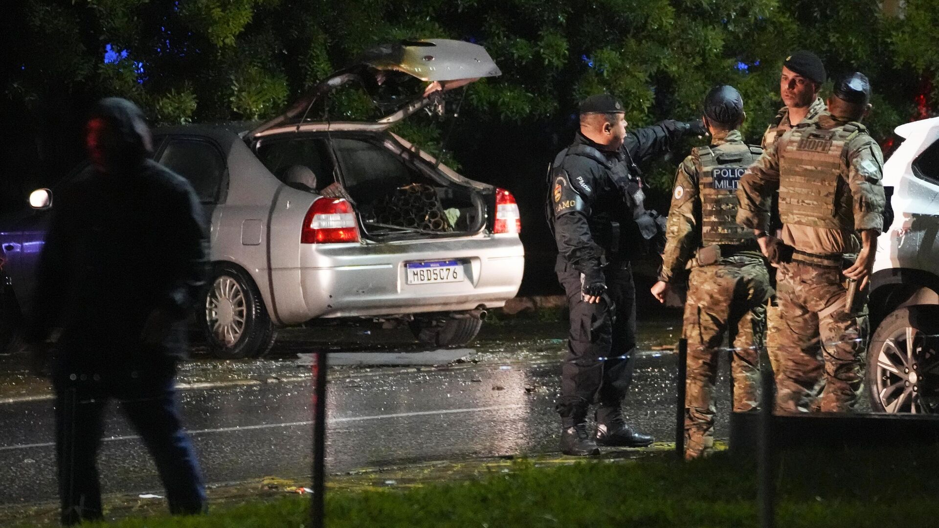 Полиция осматривает автомобиль на месте взрыва у здания Верховного суда в Бразилиа. 13 ноября 2024 - РИА Новости, 1920, 14.11.2024