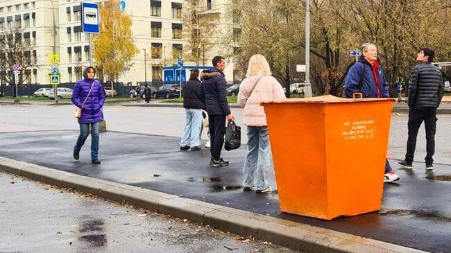 Контейнер с противогололедным материалом в Москве