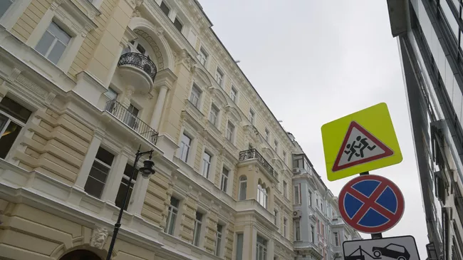 Дом Варваринского акционерного общества домовладельцев во время реставрационных работ на улице Остоженка в Москве Дом Варваринского акционерного общества домовладельцев во время реставрационных работ на улице Остоженка в Москве