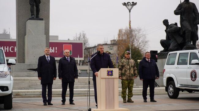 Губернатор Брянской области Александр Богомаз во время передачи автомобилей беспилотному взводу отряда Барс