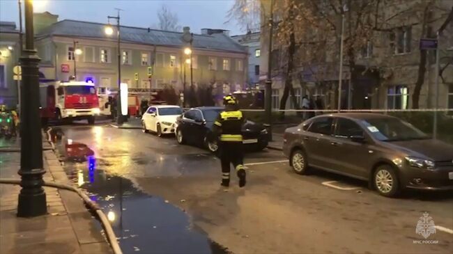 Пожар в жилом доме на улице Маросейка в Москве