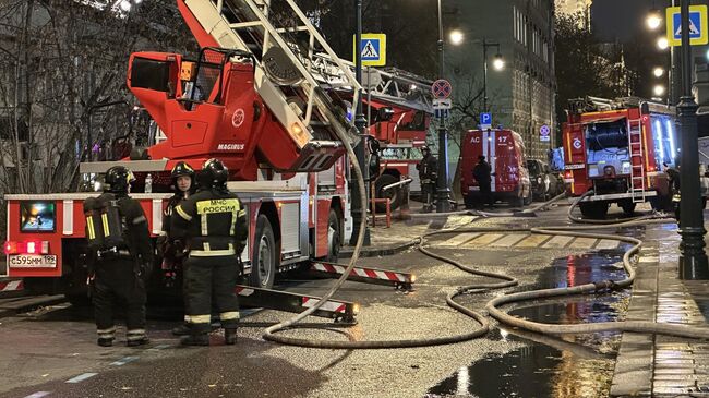 Ликвидация пожара в жилом доме на улице Маросейка в Москве 