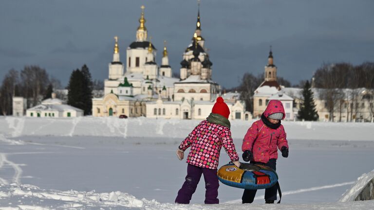 Дети катаются с горки в Дымковской слободе