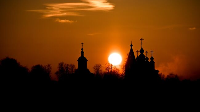 Вид на храмы Соборного дворища в Великом Устюге на закате