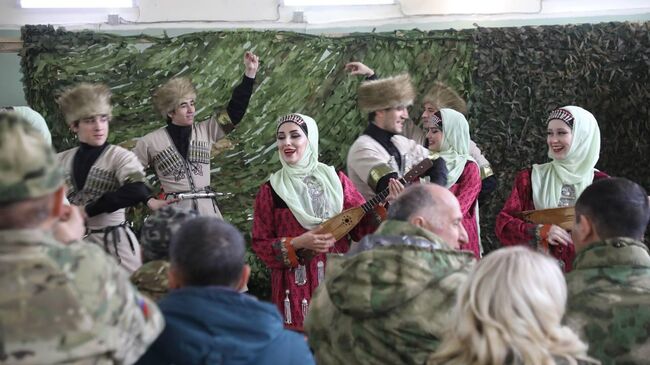 Дагестанские артисты, приехавшие в Луганскую Народную республику в составе делегации региона, дали концерт для военнослужащих. 14 ноября 2024