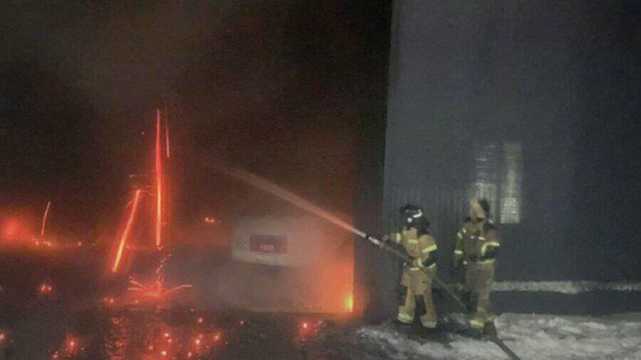 Ликвидация пожара в ангаре с автомобильной техникой в поселке Линево Новосибирской области. 15 ноября 2024 - РИА Новости, 1920, 15.11.2024