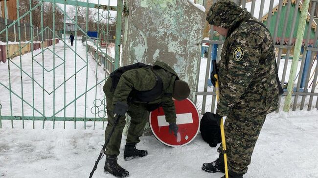 Работа СУ СК России по Свердловской области на месте происшествия, где мужчина выстрелил в двух подростков в Красноуральске