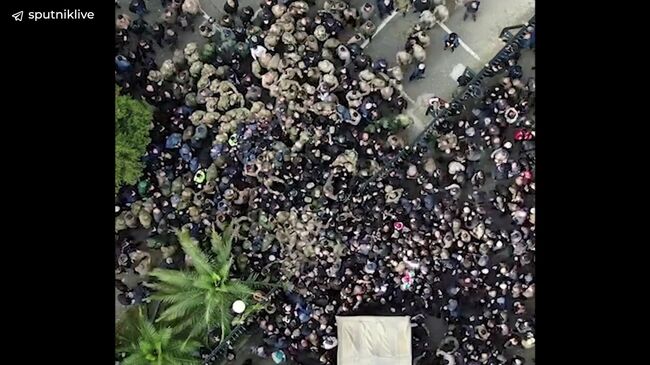 Столкновение силовиков и протестующих в Абхазии. Кадры с дрона