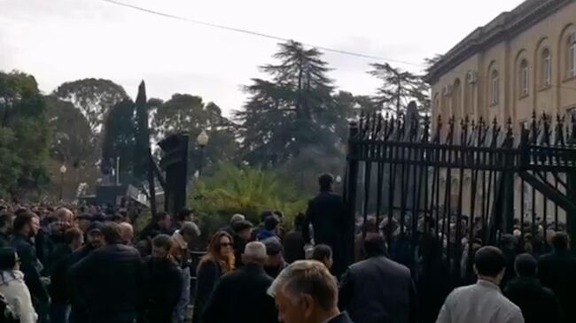 Протестующие проходят на территорию парламента Абхазии