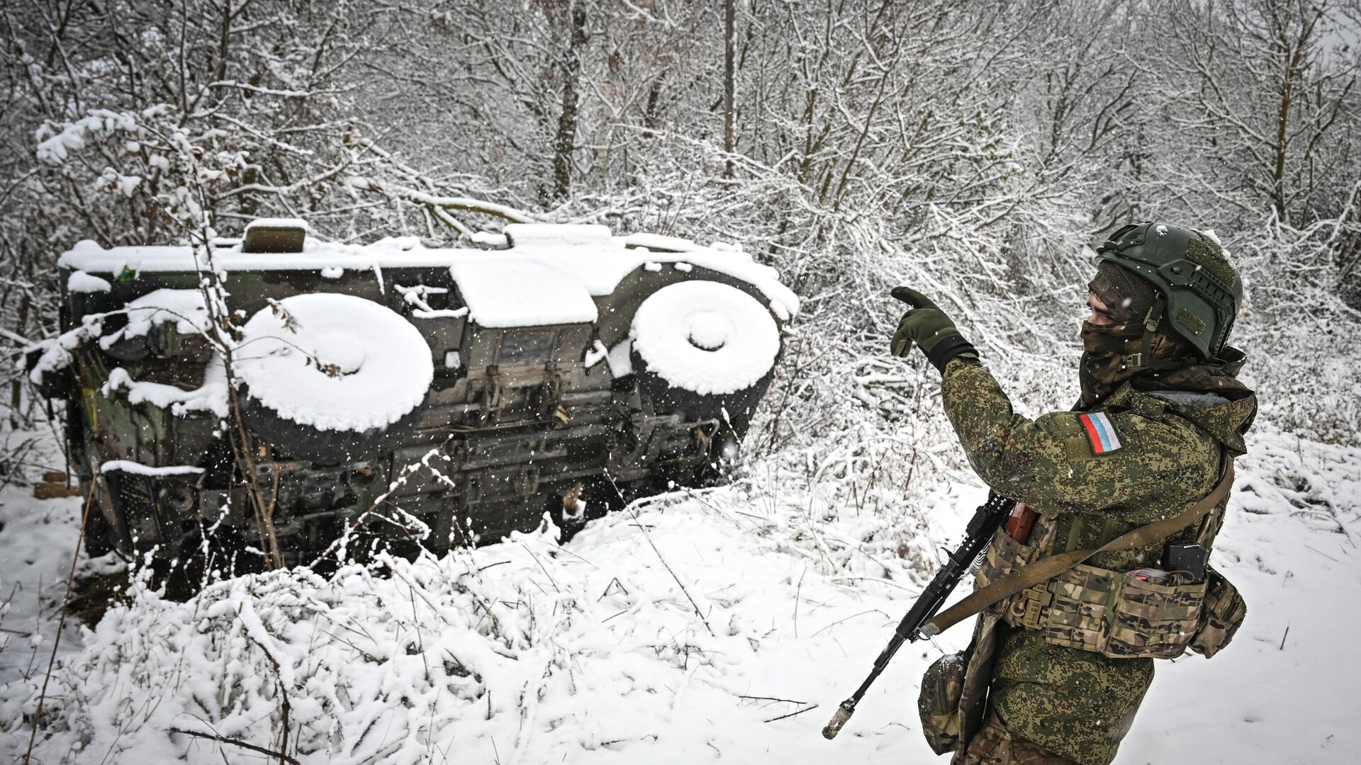 Военнослужащий батальонной тактической группы Каштана спецназа Ахмат возле подбитого бронеавтомобиля иностранного производства в Курской области - РИА Новости, 1920, 18.11.2024