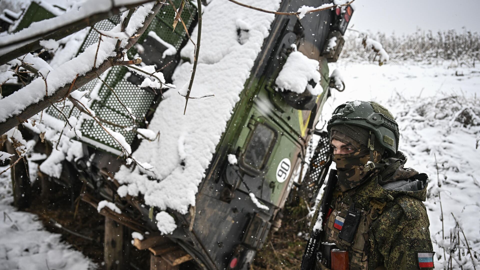 Военнослужащий батальонной тактической группы под командованием Каштана спецназа Ахмат возле подбитого бронеавтомобиля иностранного производства в Курской области - РИА Новости, 1920, 16.11.2024