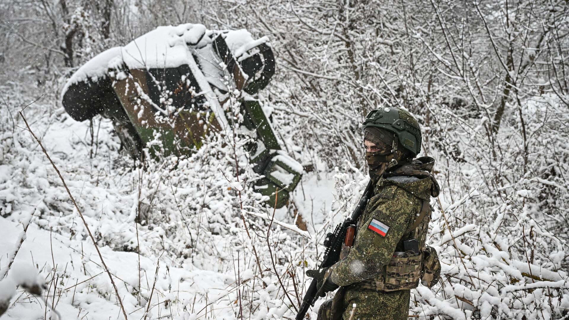 Российский военнослужащий возле подбитого бронеавтомобиля иностранного производства в Курской области - РИА Новости, 1920, 24.12.2024