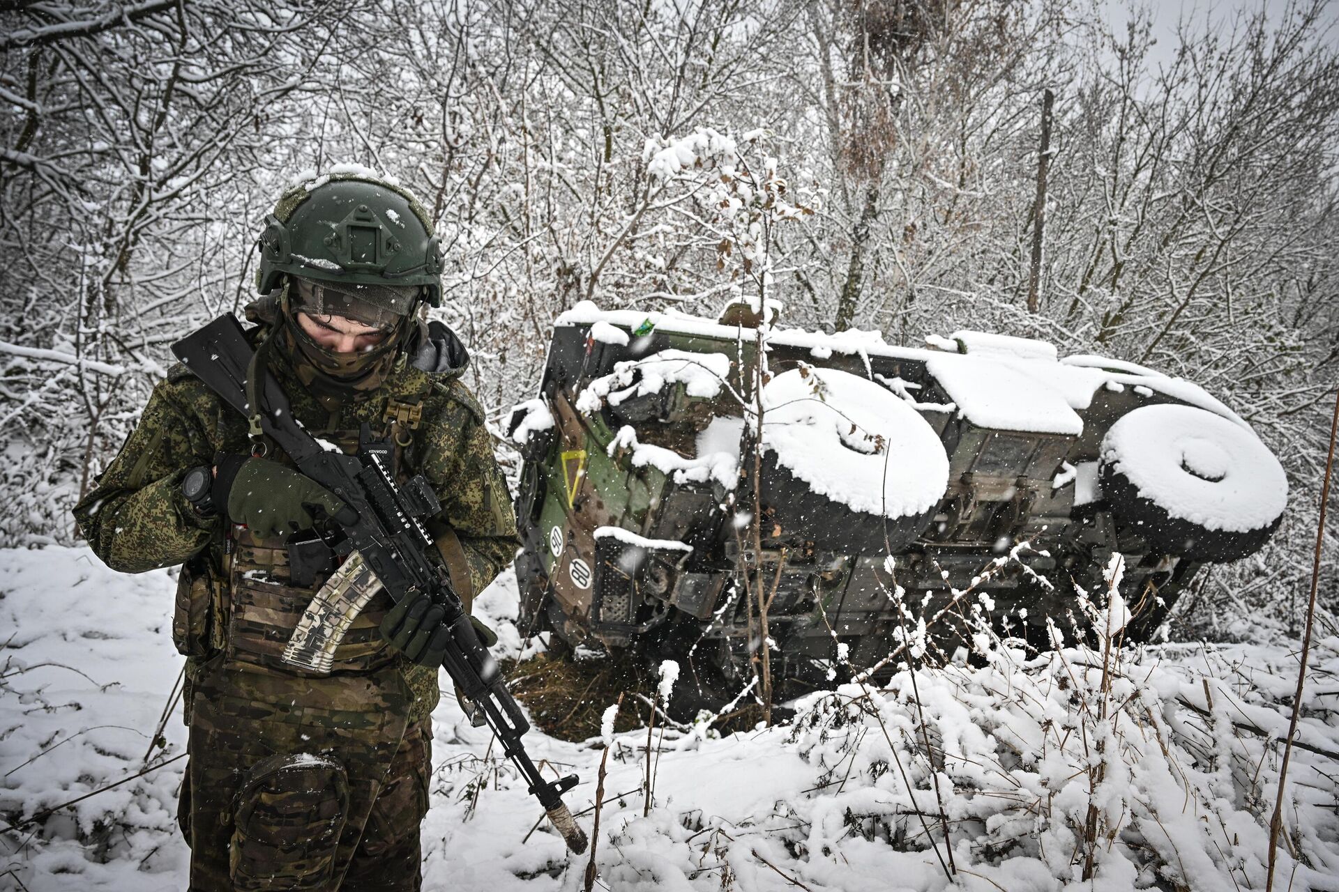 Военнослужащий батальонной тактической группы Каштана спецназа Ахмат возле подбитого бронеавтомобиля иностранного производства в Курской области - РИА Новости, 1920, 16.12.2024