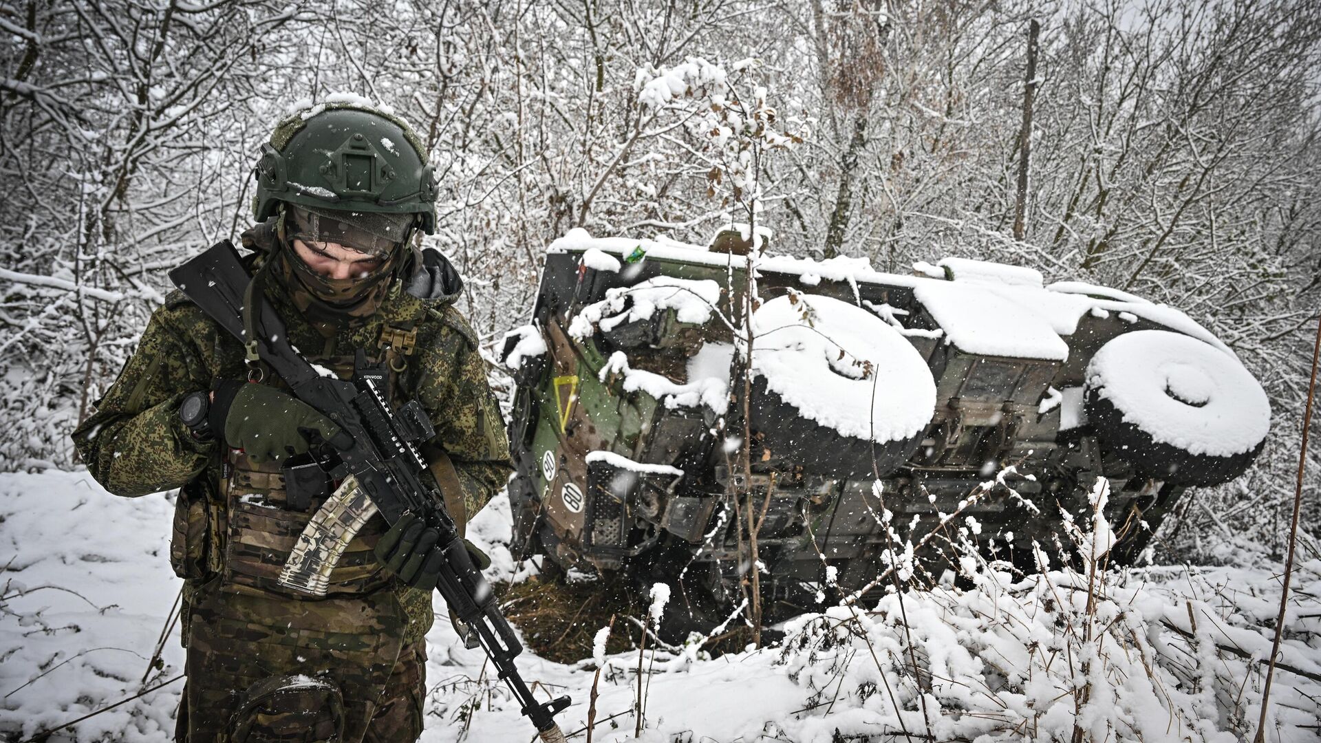 Военнослужащий ВС РФ возле подбитого бронеавтомобиля иностранного производства в Курской области - РИА Новости, 1920, 23.11.2024