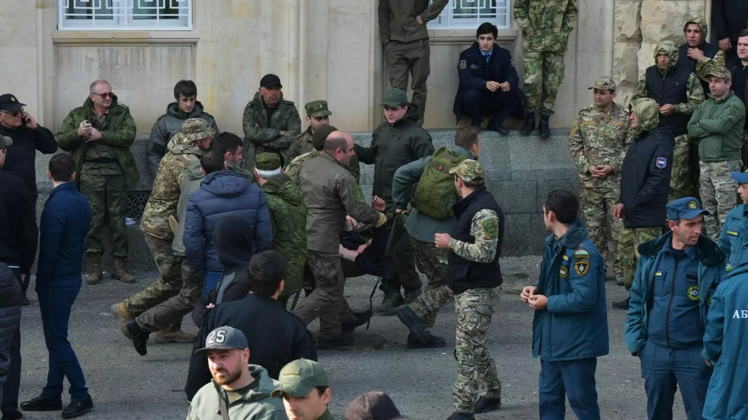 Абхазские силовики покидают территорию у здания парламента