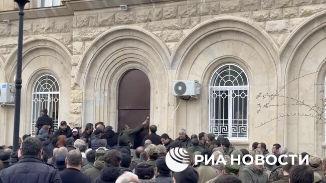 Протестующие в Абхазии пытаются вскрыть двери здания парламента