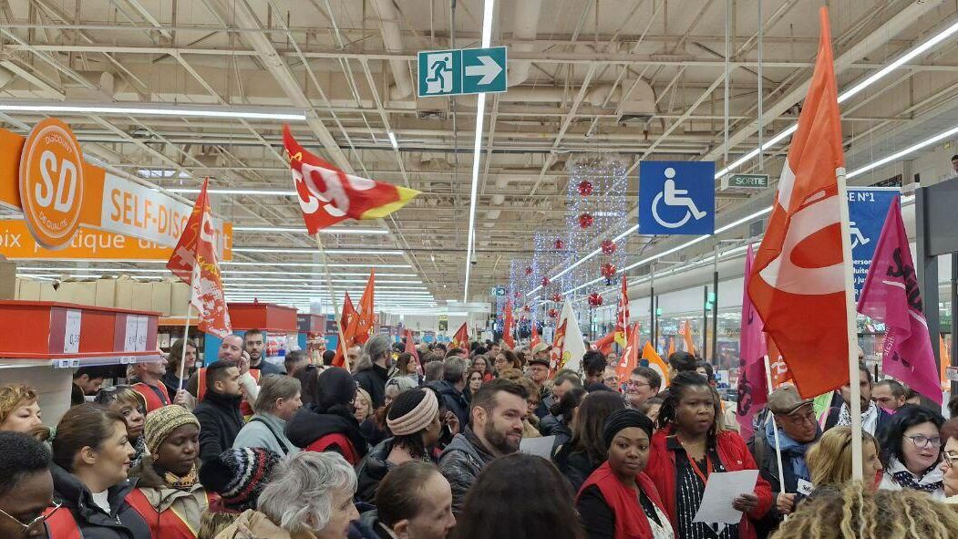 Сотрудники французского ритейлера Auchan устроили протестную акцию в городе Клермон-Ферран в одном из гипермаркетов сети, ранее объявившей о планах реструктуризации - РИА Новости, 1920, 15.11.2024