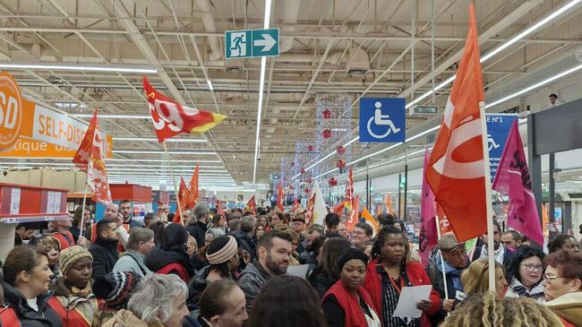 Сотрудники французского ритейлера Auchan устроили протестную акцию в городе Клермон-Ферран в одном из гипермаркетов сети, ранее объявившей о планах реструктуризации