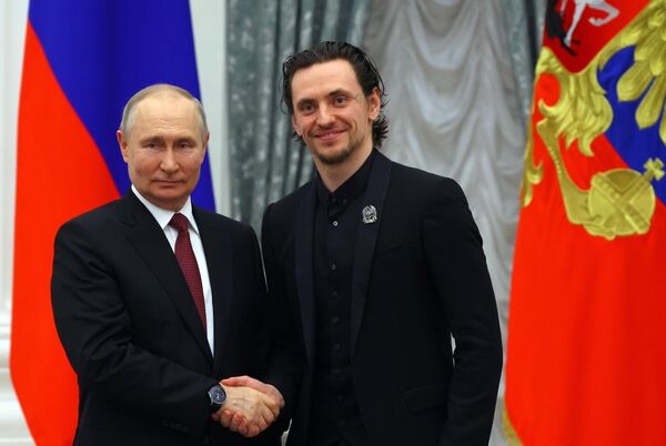 Президент РФ Владимир Путин и и артист балета Сергей Полунин на церемонии вручения государственных наград в области культуры, космонавтики, образования, а также ряда других сфер. Президент РФ Владимир Путин и и артист балета Сергей Полунин на церемонии вручения государственных наград в области культуры, космонавтики, образования, а также ряда других сфер.