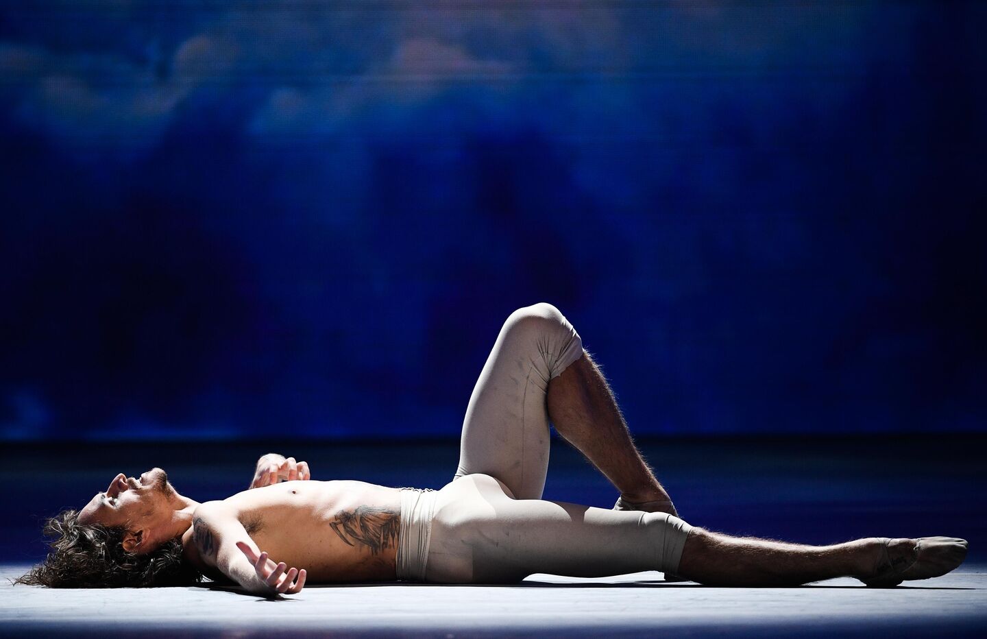 Танцовщик Сергей Полунин во время благотворительного концерта Мы вместе на сцене Большого театра в Москве Танцовщик Сергей Полунин во время благотворительного концерта Мы вместе на сцене Большого театра в Москве