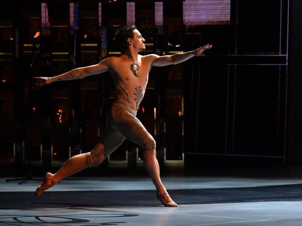 Артист балета Сергей Полунин во время выступления на Второй церемонии вручения наград Международной профессиональной музыкальной премии BraVo в области классической музыки на Исторической сцене Большого театра Артист балета Сергей Полунин во время выступления на Второй церемонии вручения наград Международной профессиональной музыкальной премии BraVo в области классической музыки на Исторической сцене Большого театра