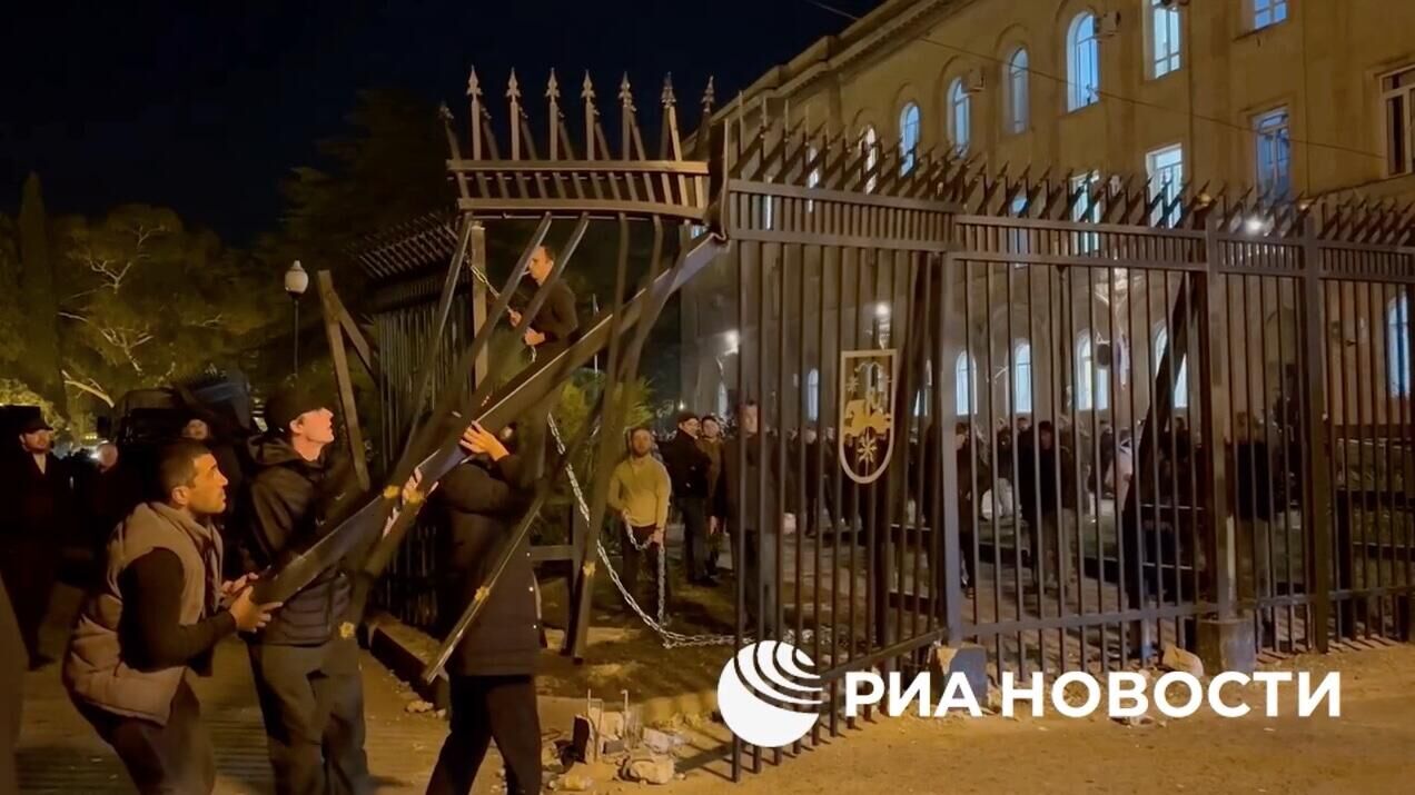 Протестующие, захватившие парламент Абхазии, на фоне слухов о возможной попытке силовиков отбить здание, готовятся обороняться и возводят баррикады перед ним - РИА Новости, 1920, 15.11.2024