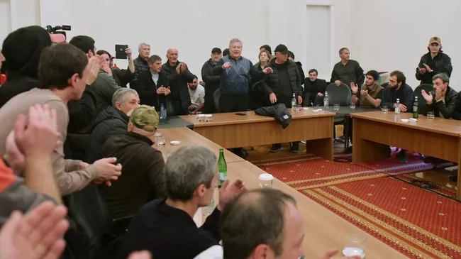 Участники акции протеста в здании парламента Абхазии Участники акции протеста в здании парламента Абхазии