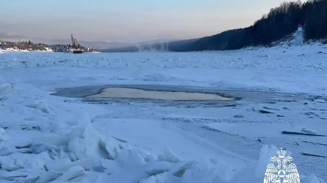 Автомобиль провалился под лед на реке Витим в Иркутской области