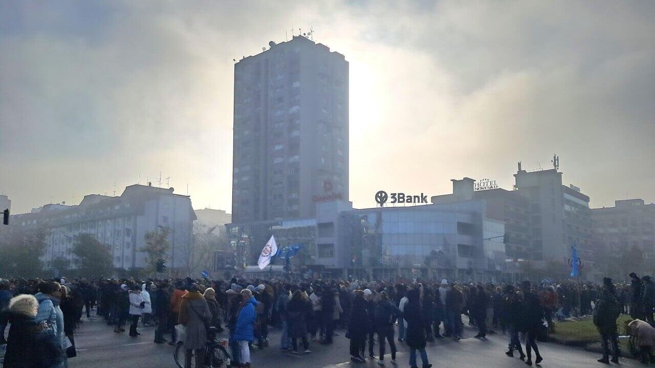 Участники протеста в городе Нови-Сад в Сербии перекрыли перекресток перед железнодорожным вокзалом - РИА Новости, 1920, 17.11.2024