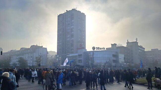 Участники протеста в городе Нови-Сад в Сербии