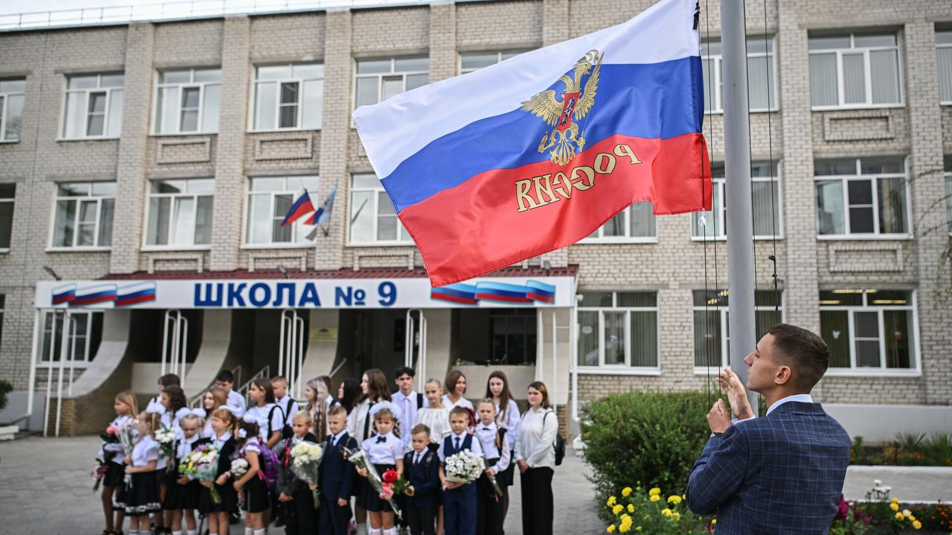 Торжественная линейка, посвященной началу учебного года, в школе №9 в Северодонецке - РИА Новости, 1920, 18.11.2024