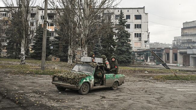 Военнослужащие ВС ДНР в освобожденном городе Селидово