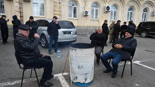 Обстановка у здания парламента Абхазии в Сухуме