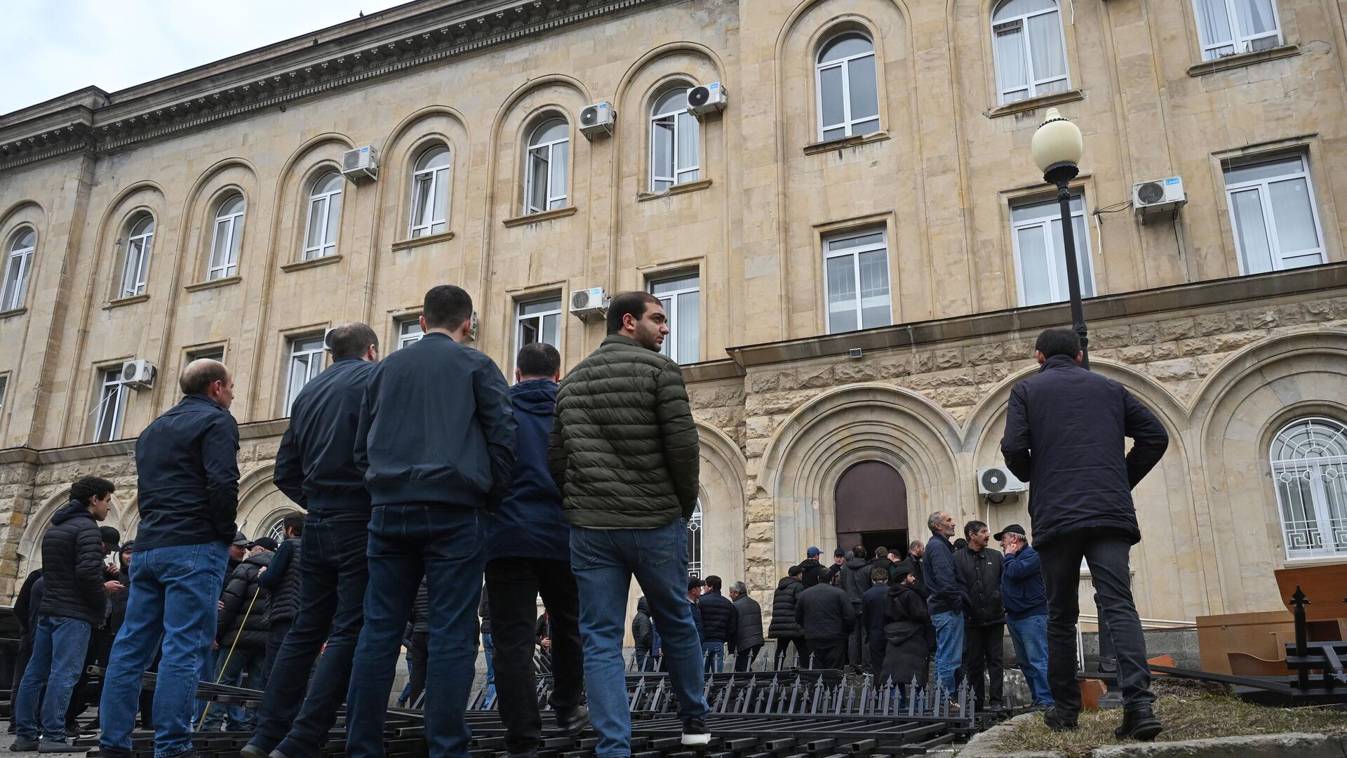 Сторонники оппозиции у здания парламента Абхазии в Сухуме - РИА Новости, 1920, 18.11.2024