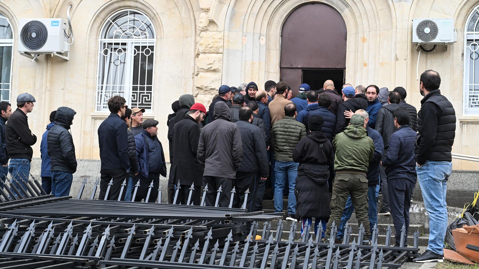 Сторонники оппозиции у здания парламента Абхазии в Сухуме - РИА Новости, 1920, 19.11.2024