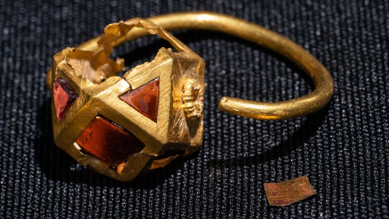 1984385266_0:298:3072:2025_768x0_80_0_0_