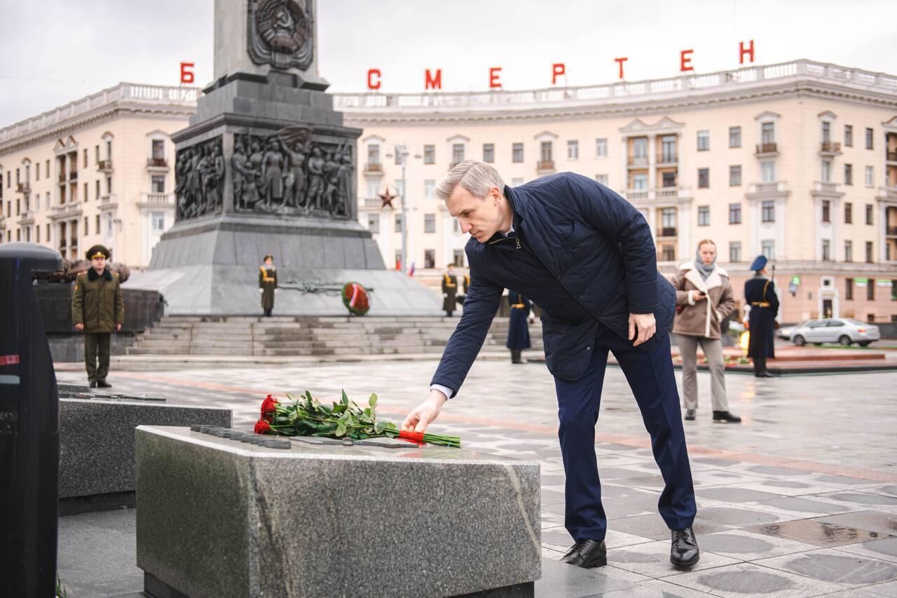 Делегация Смоленской области перед началом рабочей программы в Беларуси почтила память погибших в Великой Отечественной войне - РИА Новости, 1920, 18.11.2024