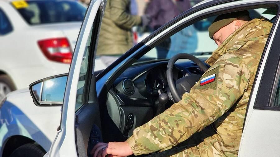  30 новых Lada Granta с ручным управлениям вручили ветеранам боевых действий и участникам СВО в Волгограде - РИА Новости, 1920, 18.11.2024