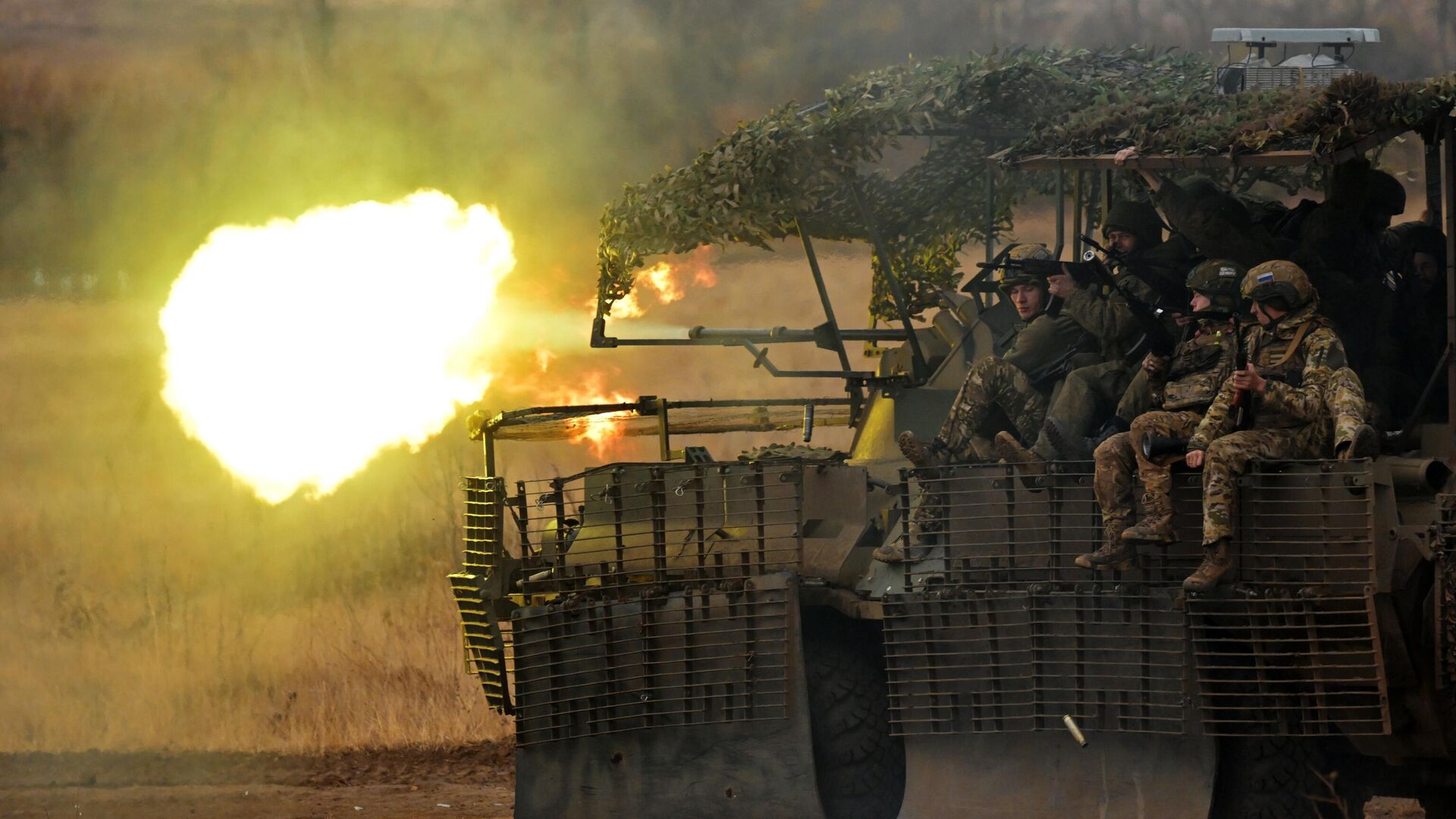 Штурмовики на бронетранспортере БТР-82А - РИА Новости, 1920, 05.12.2024