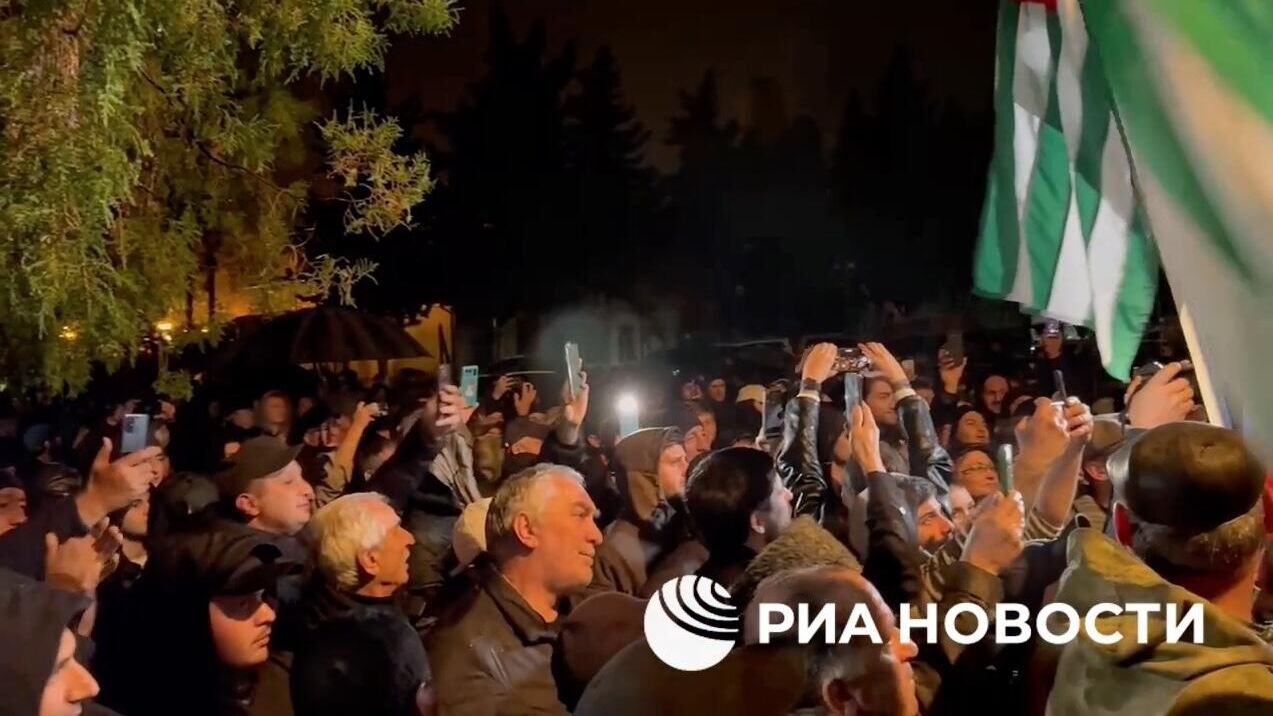 Протестующие в Абхазии встретили отставку Аслана Бжании овациями и стрельбой. 19 ноября 2024 - РИА Новости, 1920, 19.11.2024