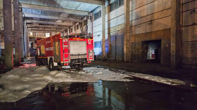 Пожарно-спасательные подразделения на месте возгорания в административно-складском здании в Сигнальном проезде на северо-востоке Москвы. 19 ноября 2024