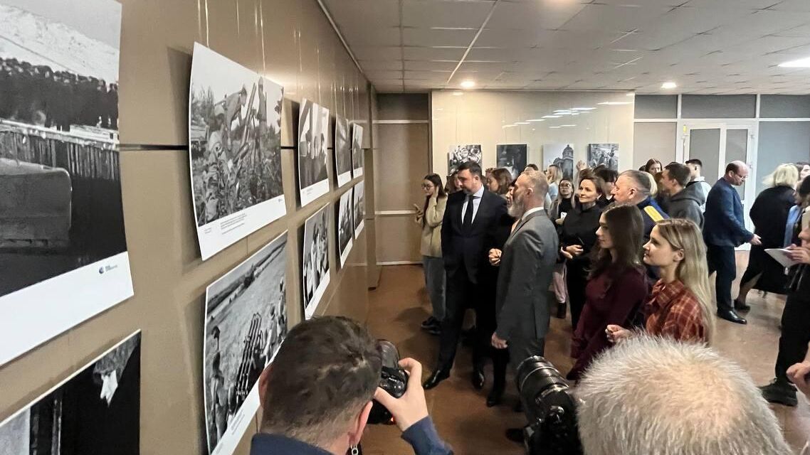 Фотовыставка мультимедийного проекта Освобождение. Путь к Победе. Тыл на площадке Сибирского федерального университета в Красноярске - РИА Новости, 1920, 19.11.2024