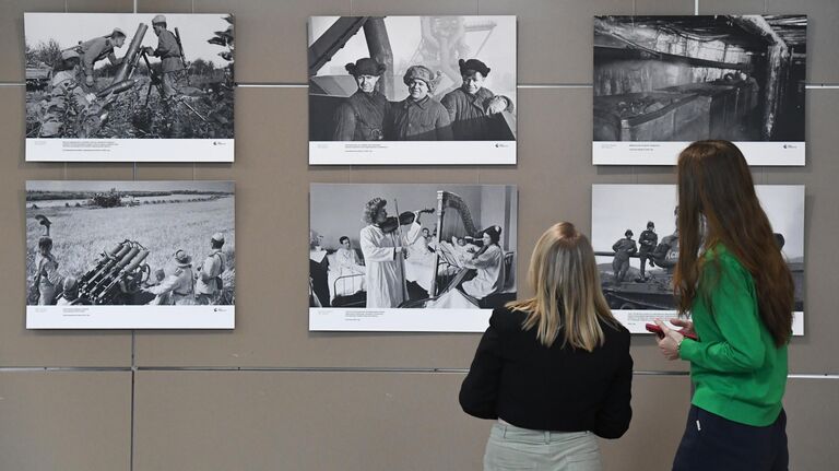 Посетители осматривают экспозицию на открытии фотовыставки проекта Освобождение. Путь к победе. Тыл в Сибирском федеральном университете в Красноярске