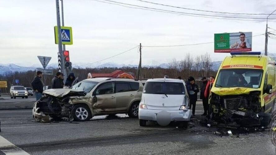 Место столкновения автомобиля скорой медицинской помощи с легковым автомобилем на Камчатке. 19 ноября 2024 - РИА Новости, 1920, 19.11.2024