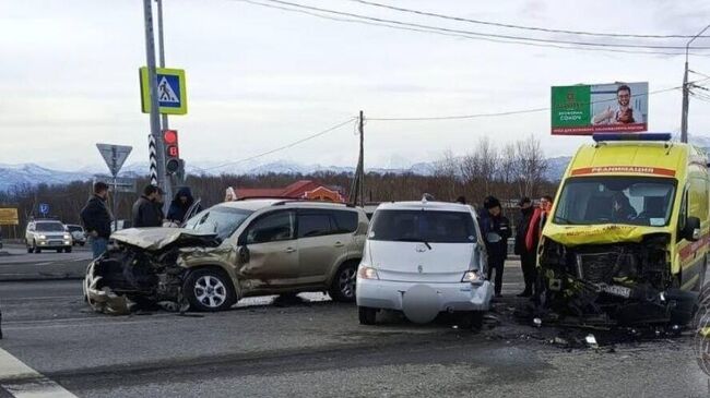 Место столкновения автомобиля скорой медицинской помощи с легковым автомобилем на Камчатке. 19 ноября 2024