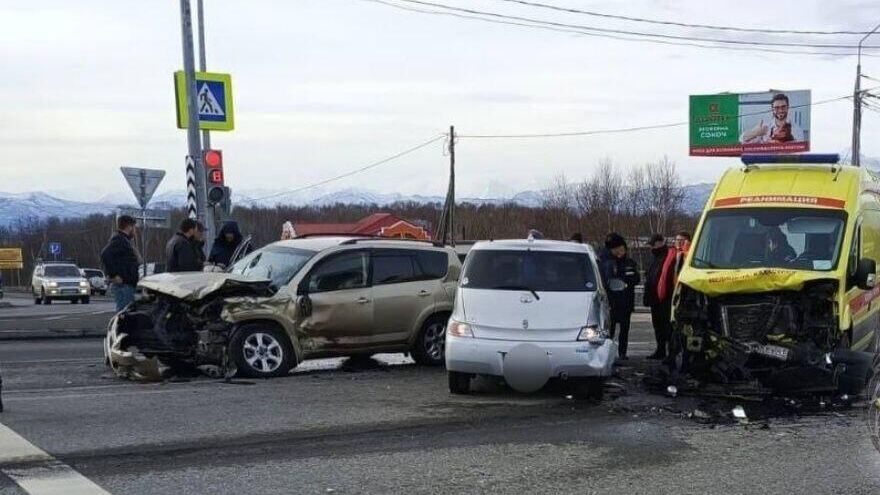 Место столкновения автомобиля скорой медицинской помощи с легковым автомобилем на Камчатке. 19 ноября 2024 - РИА Новости, 1920, 19.11.2024