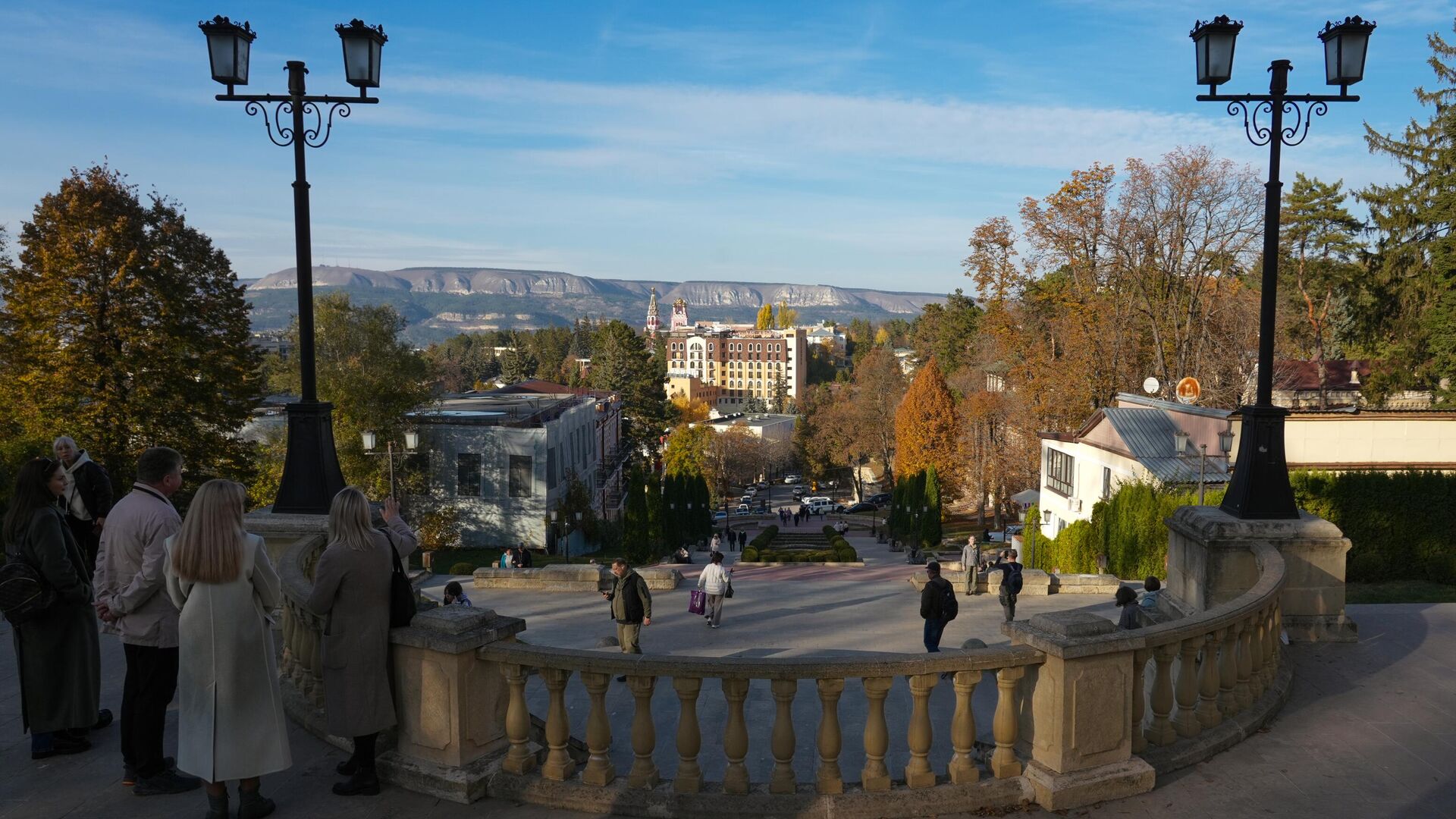 Прохожие на улице в Кисловодске - РИА Новости, 1920, 19.11.2024