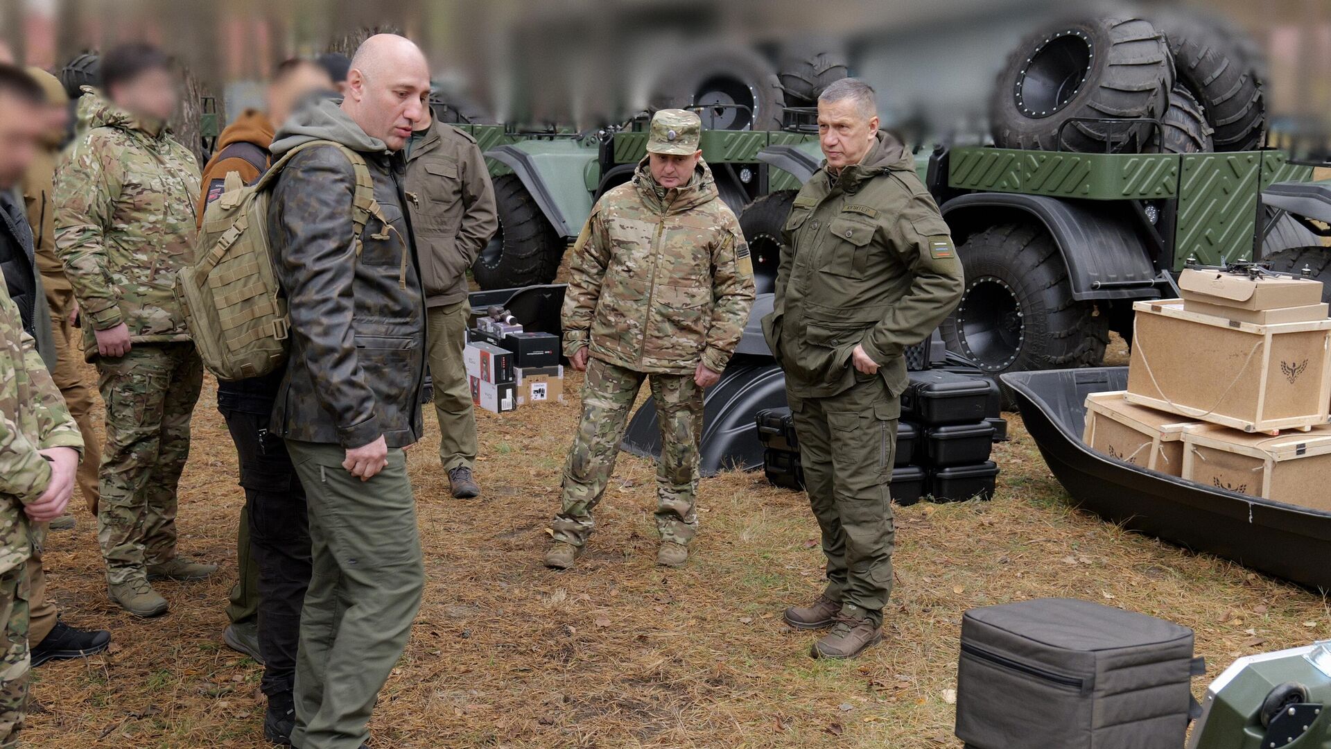 Очередная партия вооружения и транспорт переданы по поручению полномочного представителя президента РФ в Дальневосточном федеральном округе Юрия Трутнева бойцам на СВО - РИА Новости, 1920, 20.11.2024