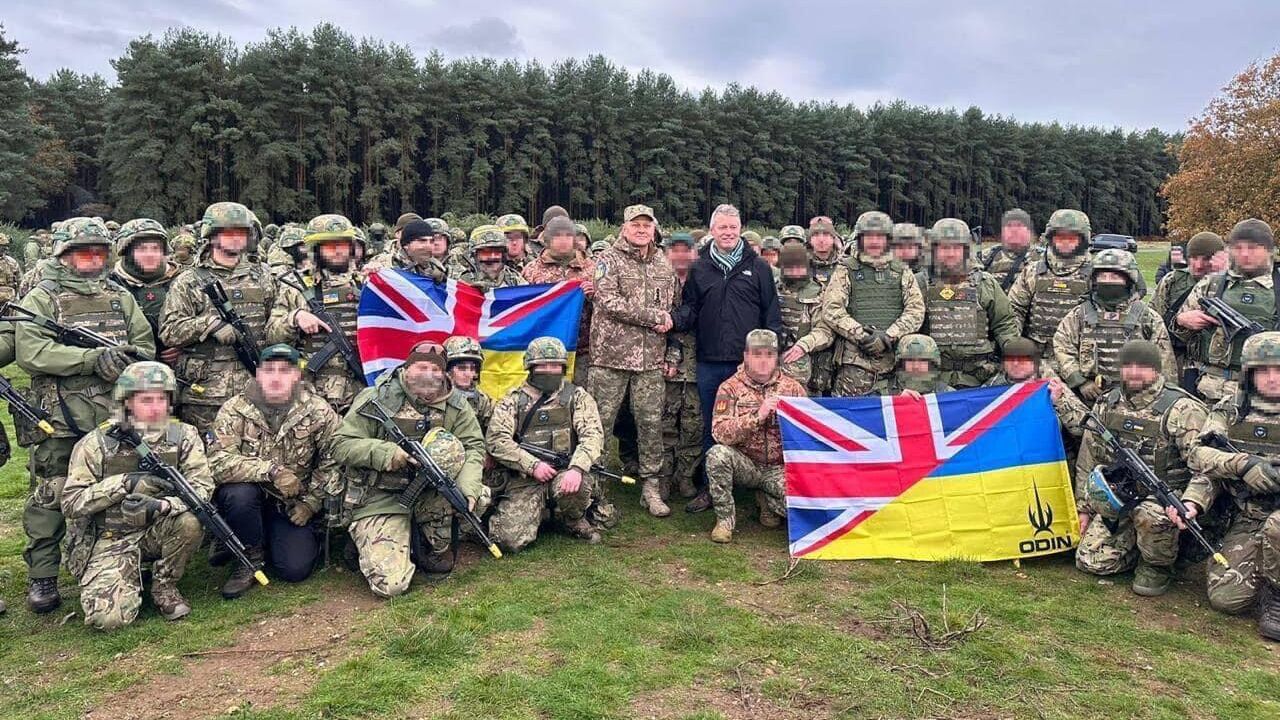 Валерий Залужный во время встречи с украинскими военными в Великборритании - РИА Новости, 1920, 20.11.2024